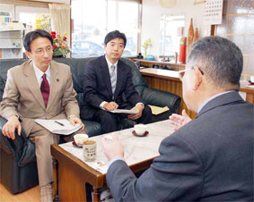 �߉ϐ싙�Ƌ����g���A����̋��q�(��O)�ɘb�𕷂�