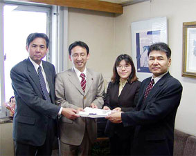 ���{���Y�}����s�c�c����������҈�Ð��x�̒��~�����߂鐿����󂯎��A���k