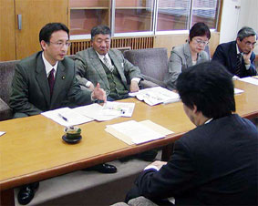 ���E���΂̏�O�Ԍ�����Ōo�Y�Ȃɐ\������