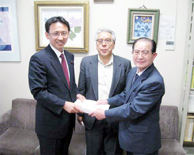 ��ʥ����^���Ԃ��c�n������̑�\����A�������҈�Ð��x�̒��~�E�p�~�̐�����󂯍��k