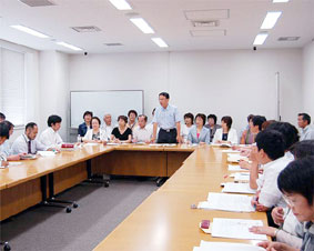 �}��ʌ��ψ���̐��{����