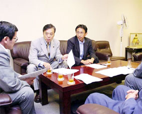 �^�N�V�[�s���]�����u�񌾂Ɨv���v�^�}����c���c�ō����Ȃɐ\������