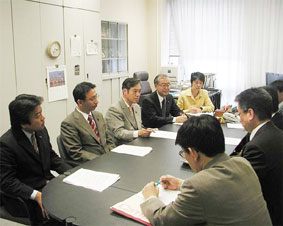 �_���E�͐�s���ō����Ȃɐ\������