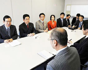 �����U�͈�@���ق�P�񂹂�^�u�ʈψ����ƂƂ��ɖ{�Ђɗv��