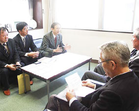 �啽�����H��