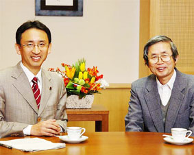 �u����Ԃ�Ԋ��v�ɓ��ËP�V����Ƃ̑Βk�L�����f��