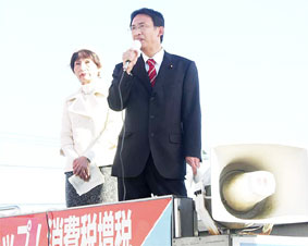 �z���_�̘J���҂ƍ��k�A�]�ƈ����̑O�Ő�`�^��ʥ���R�s