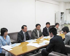 �Ȗ،��ψ���ƒ��������A���ɂ��ĕ������