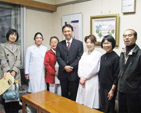 �����E��ÁE���������v���s���ŖK�ꂽ����J�A�̑�\��ƍ��k